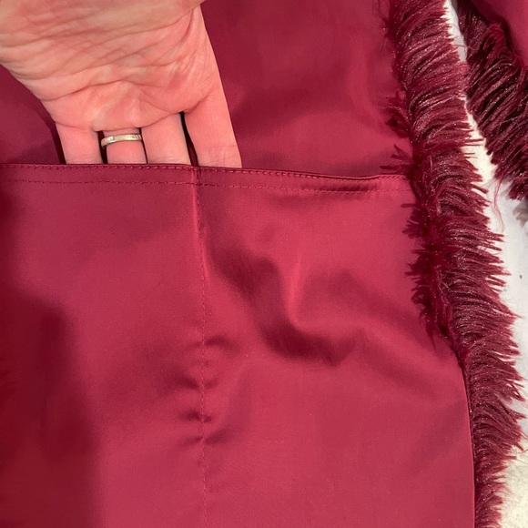 Mycra Pac Deep Red Faux Fur Scarf/Stole w/Pockets - Picture 4 of 6